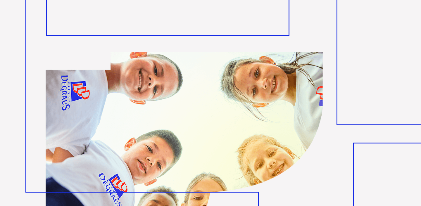 Alunos da Escola Degraus sorrindo em círculo, vistos de baixo.