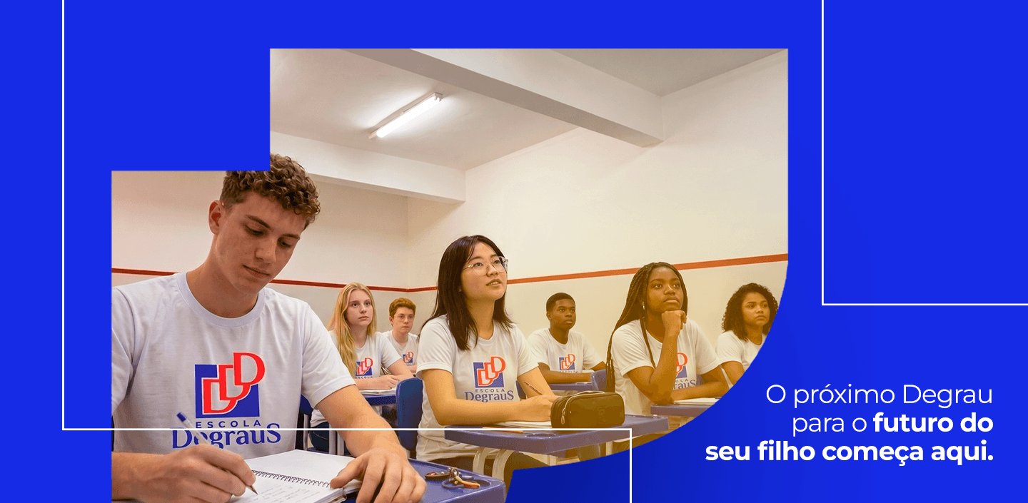 Estudantes do Ensino Médio da Escola Degraus acompanhando uma aula em sala.