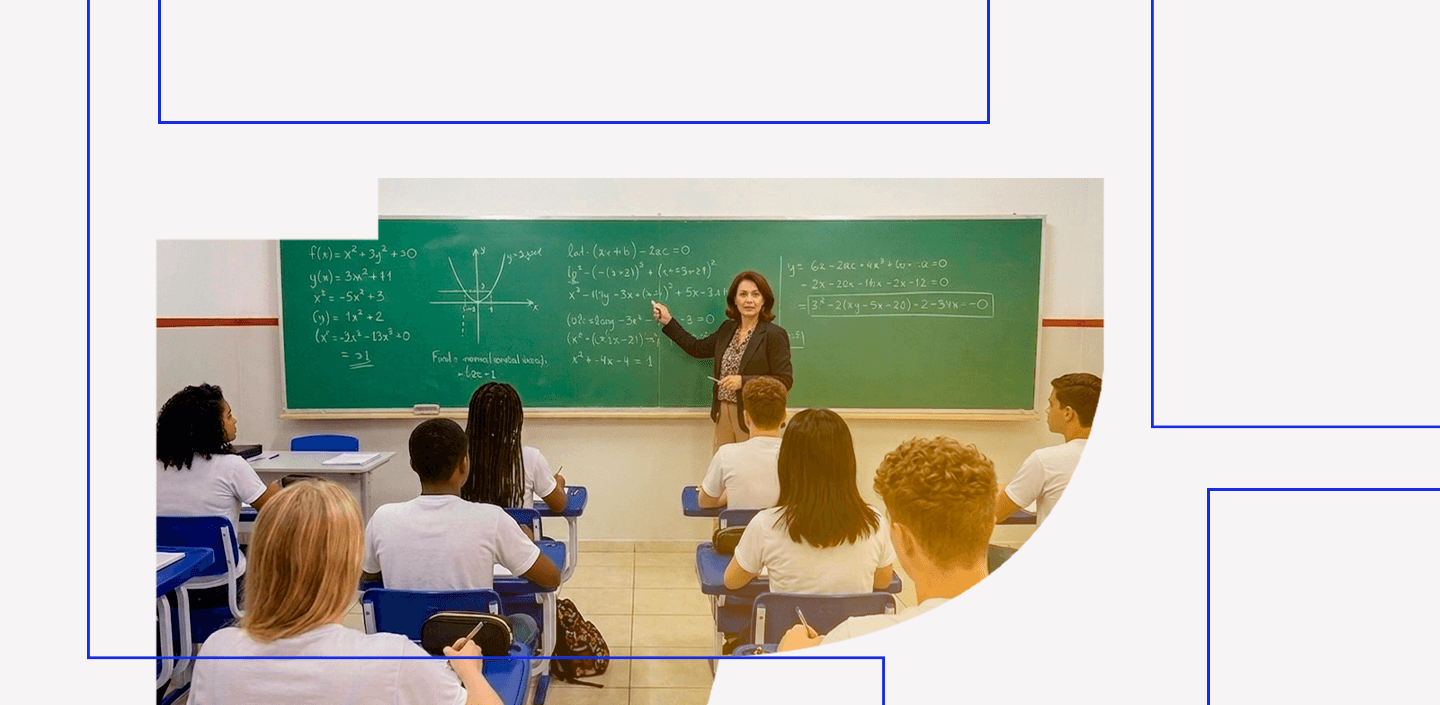 Professora ministrando uma aula de matemática para alunos do Ensino Médio em sala de aula da Escola Degraus.